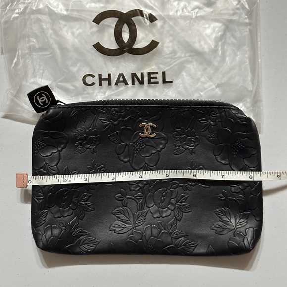 Rare New Chanel Black Camellia Makeup pouch - Picture 6 of 7